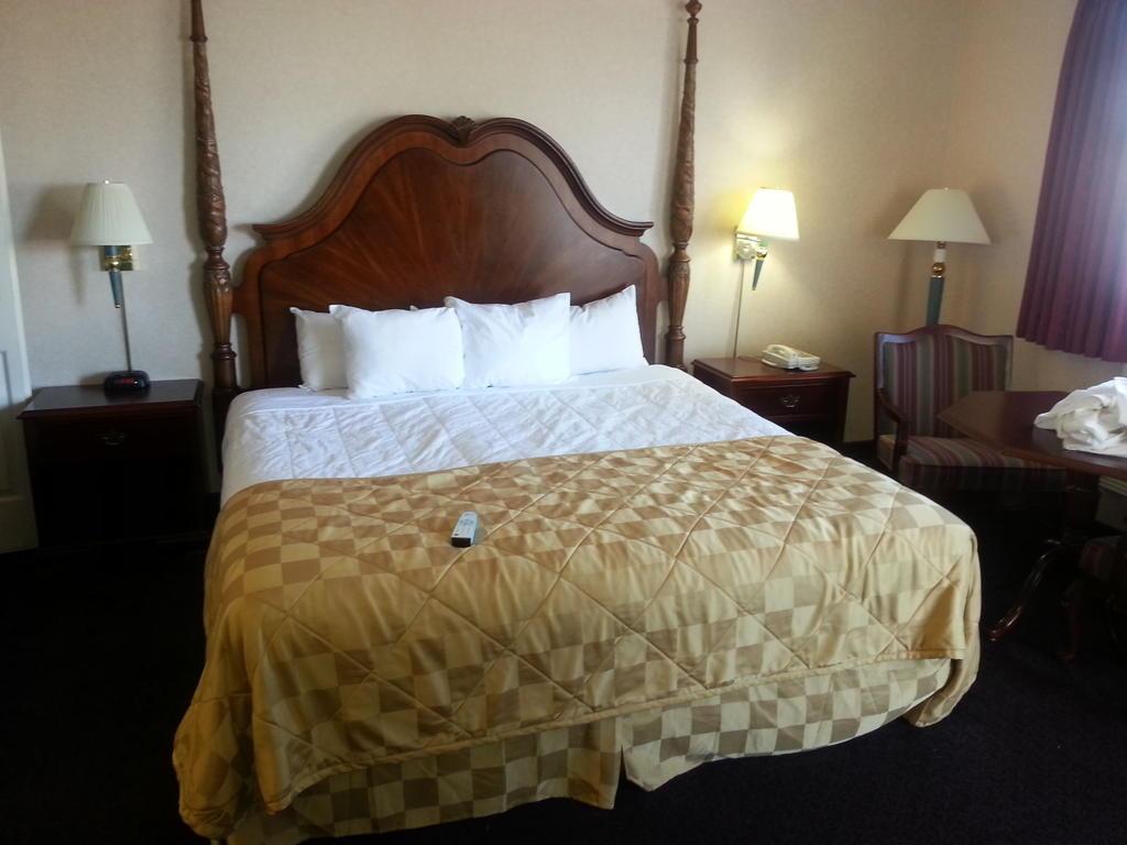 Clarion Hotel Beachfront Mackinaw Stadt Exterior foto