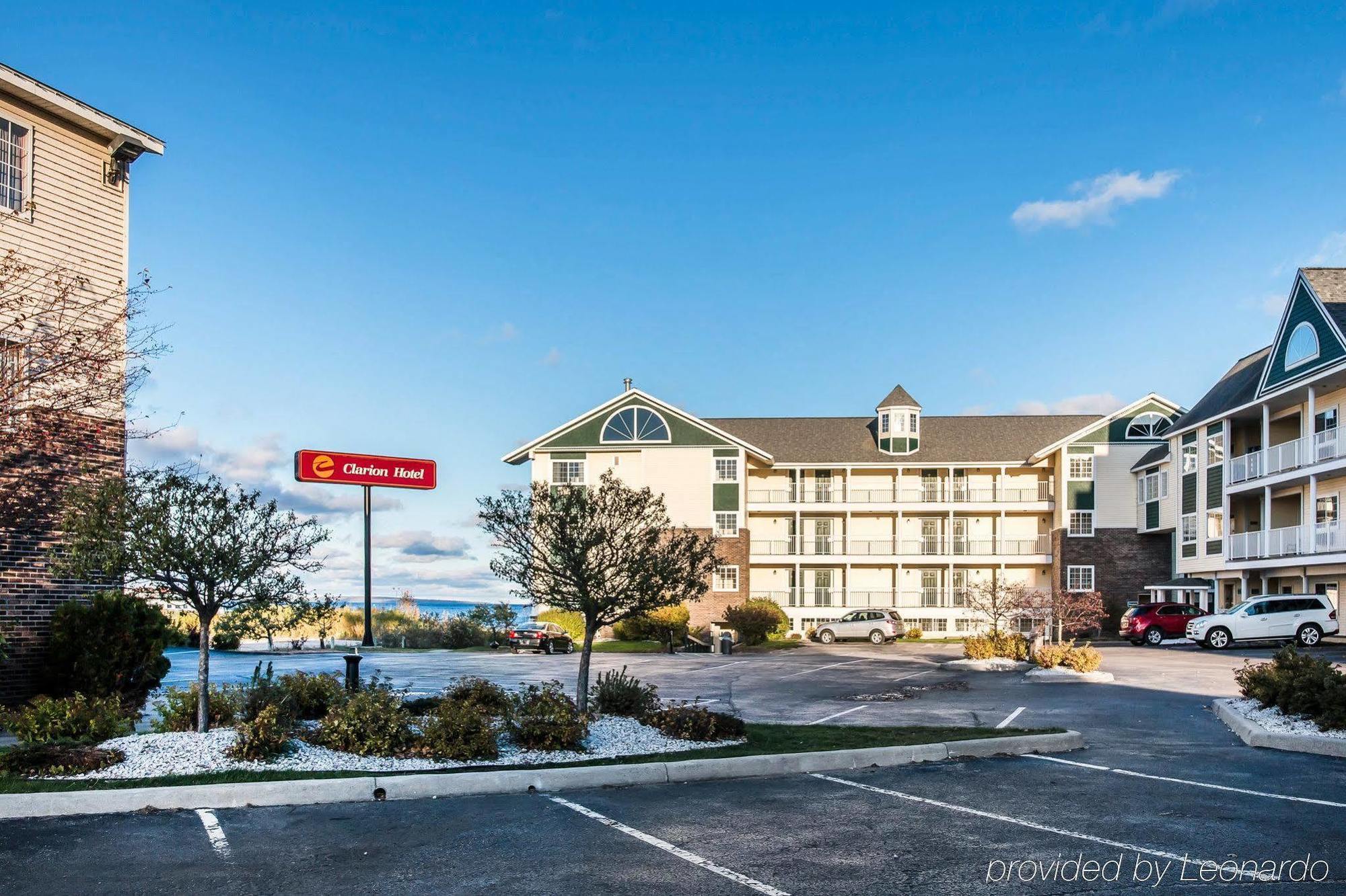 Clarion Hotel Beachfront Mackinaw Stadt Exterior foto